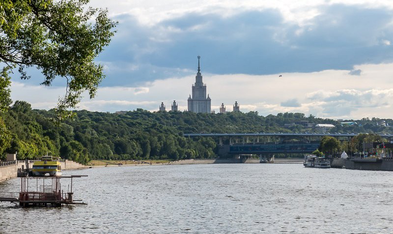 МГУ с набережной Лужников.jpg