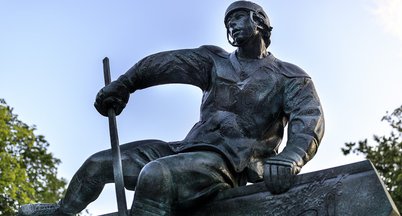 ПАМЯТНИК ВАЛЕРИЮ ХАРЛАМОВУ (1948–1981)