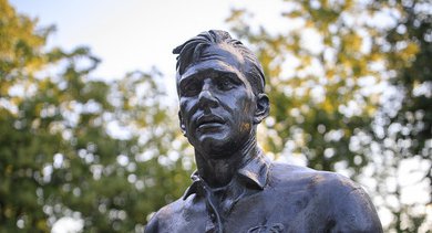 ПАМЯТНИК ЛЬВУ ЯШИНУ (1929–1990)