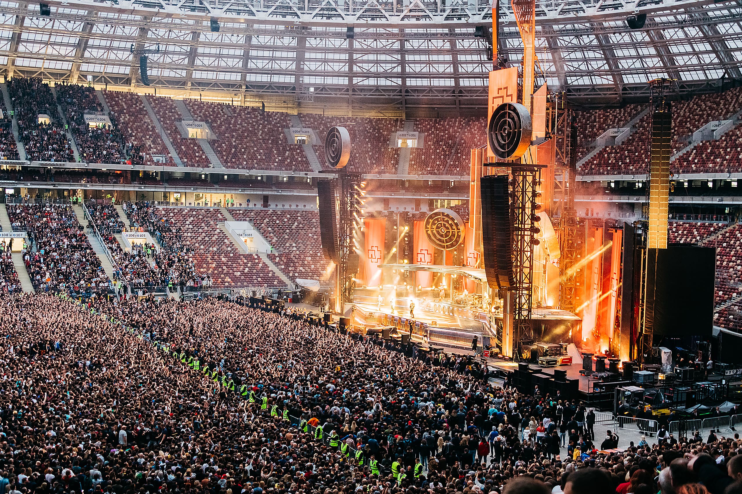 Стадион лужники концерт. Стадион Лужники рамштайн. Концерт рамштайн в Лужниках. Стадион Лужники концерт рамштайн. Концерт рамштайн в Москве 2019 в Лужниках.